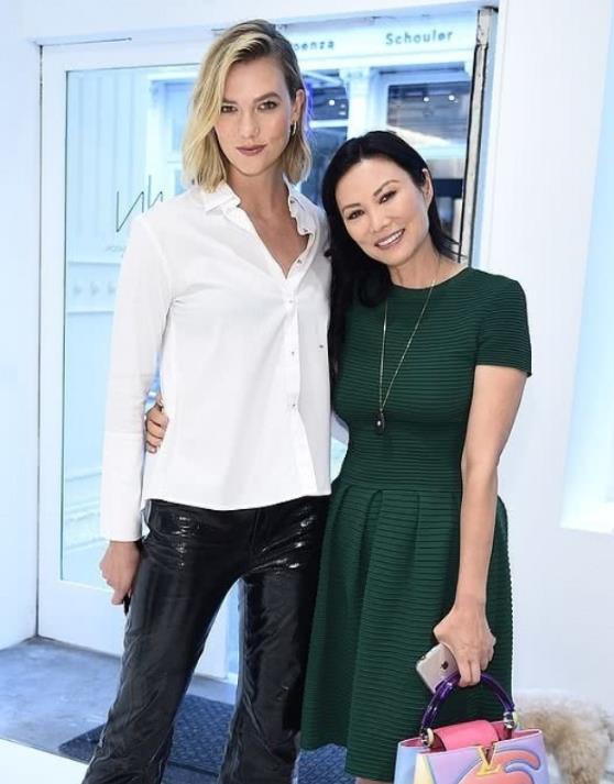 生活 50岁邓文迪晒近照,睫毛浓密皮肤没皱纹,女儿打扮随意略显土气