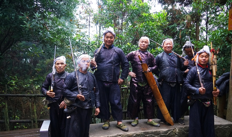 贵州深山里的少数民族，用镰刀剃头，一生命运跟树相连，人在树在