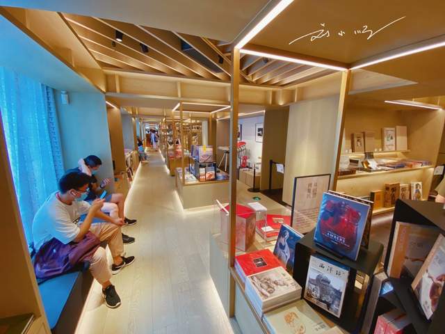 上海这家“网红书店”来自日本，名字很奇怪，还不准客人随便进