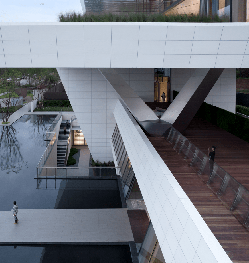 巨石建筑形体乐山同森艺术馆创造一个立体开放的空间