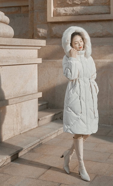 身材 冬天穿“小白靴”更惊艳，显瘦耐看还减龄，配大衣美极了！