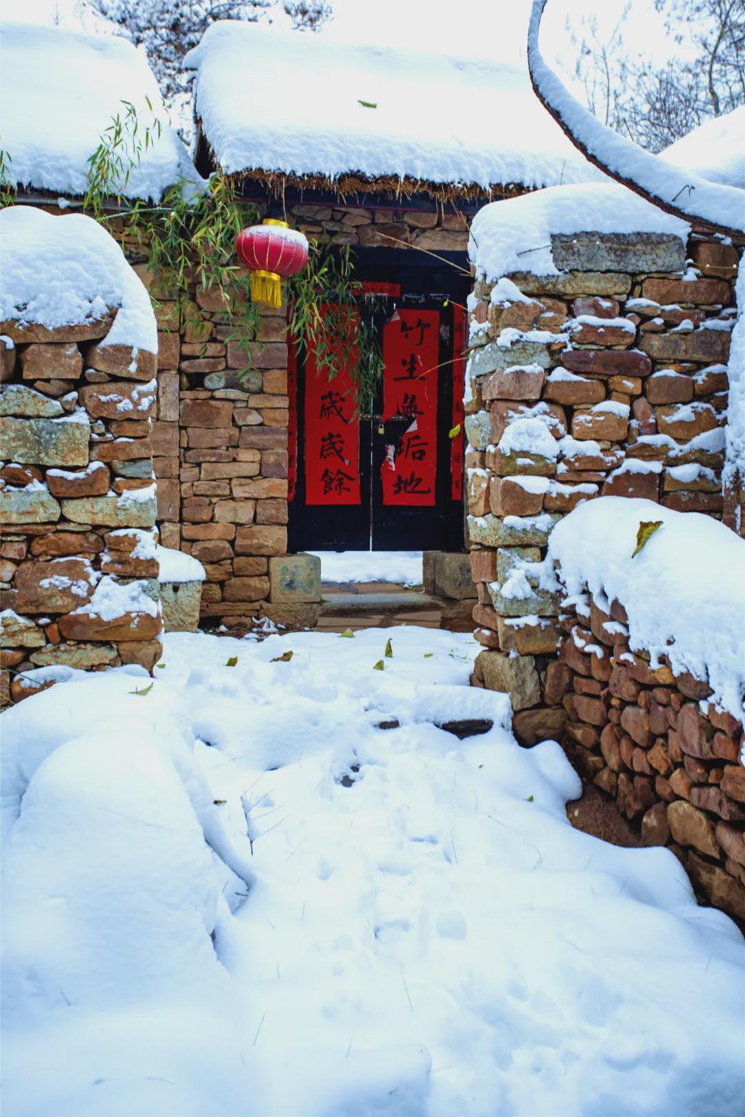 竹泉村·红石寨就是这么一个地方,能让你找到小时候过年的味道,大雪飘