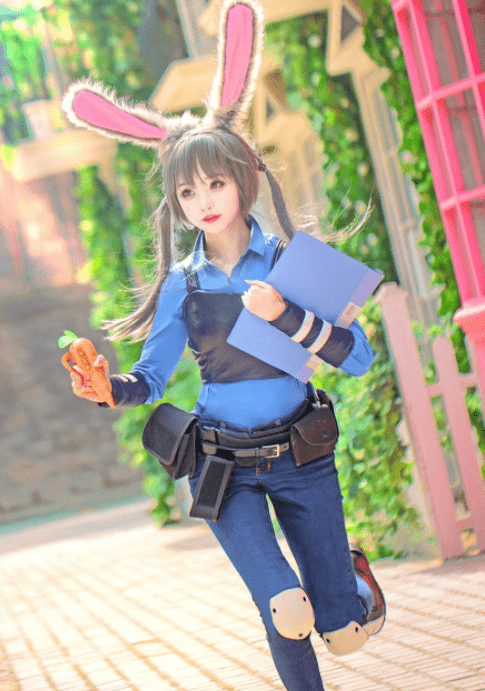 也有不少coser尝试过梅菲斯的仿妆和cos,但小柔不仅直接出了全套cos