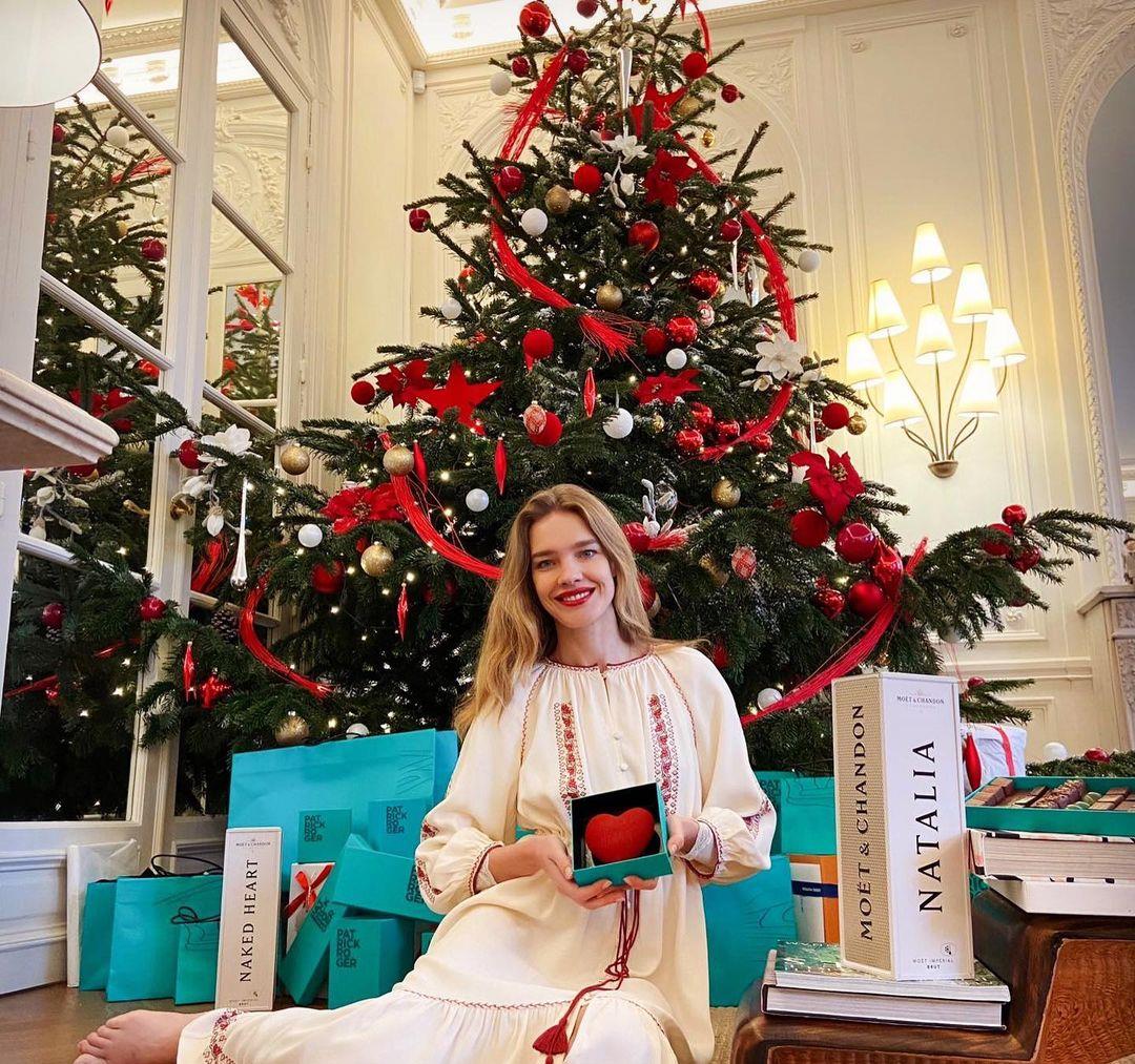 lv太子妃素颜坐在圣诞树前,39岁状态很不错!