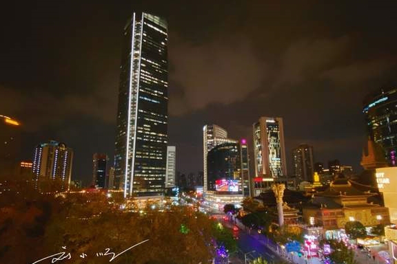 实拍上海静安寺夜景，灯红酒绿、流光溢彩，你看看繁华程度如何？