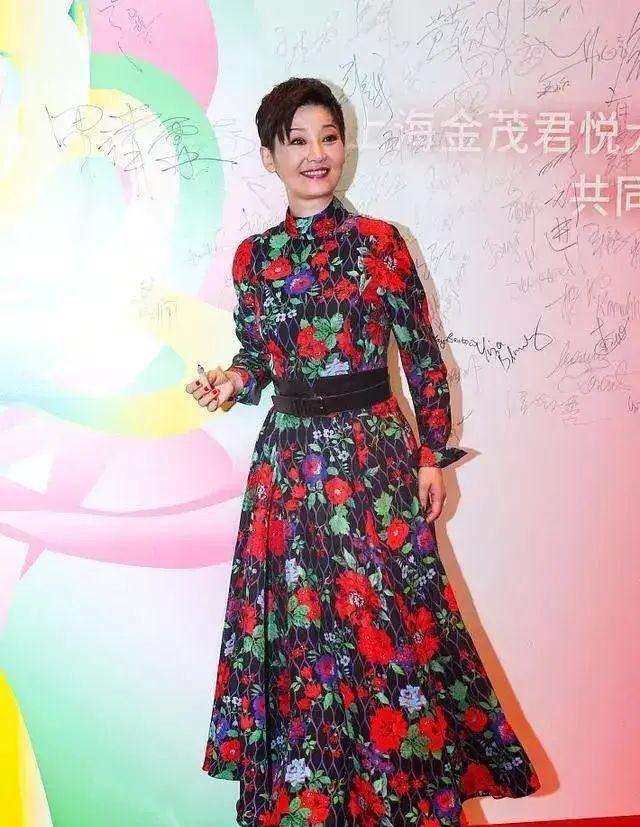 脸部53岁徐帆喜欢大浓妆扮年轻,害怕老去反而更显老,脖颈纹很真实