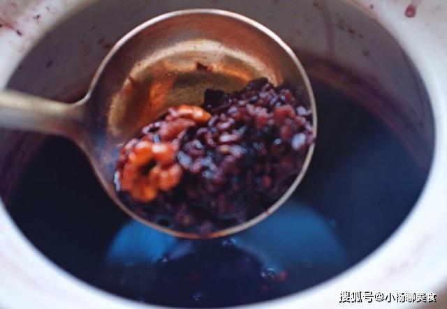 美食这是天然“生发剂”，煮一碗5块钱，隔三差五吃，乌发亮发不掉发