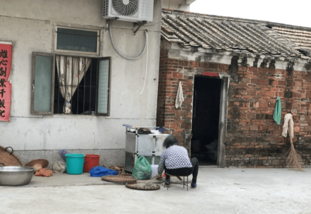 全红婵|全红婵家真朴实：豪车盖上外罩很爱护不张扬，破瓦房能住不翻新
