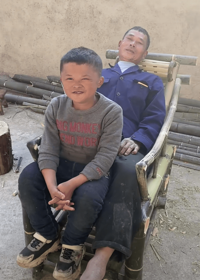 小马云范小勤近况曝光与爸爸入驻短视频靠编竹制品挣钱