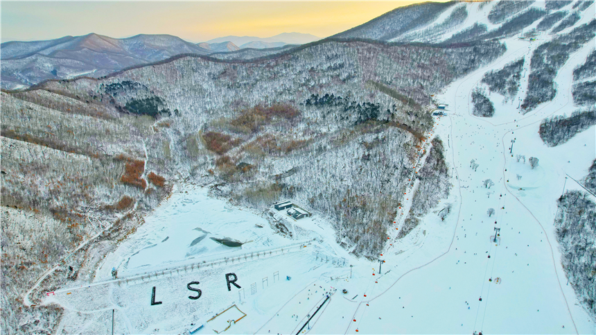 雪场|北纬43°上的黄金雪场，吉林市万科松花湖滑雪场，冬季滑雪的首选