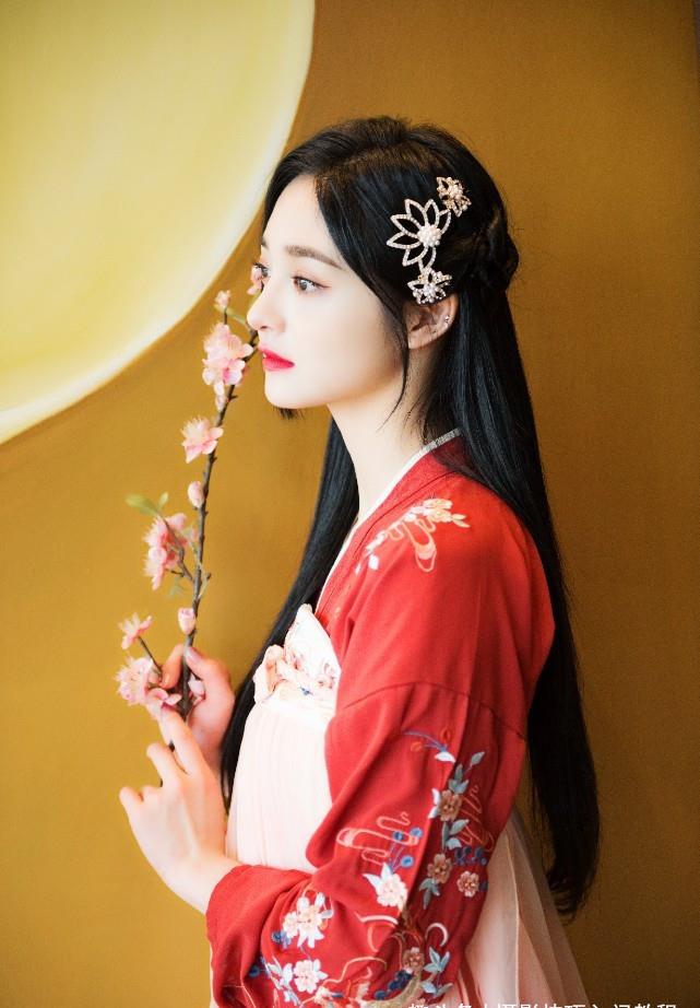 超越 盘点穿汉服拍照最好看的明星，杨超越排第一没人反对吧？