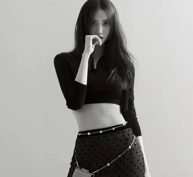 黑色 林允儿新时尚大片曝光！大胆穿露脐装秀平坦小腹，清纯女神变魅惑