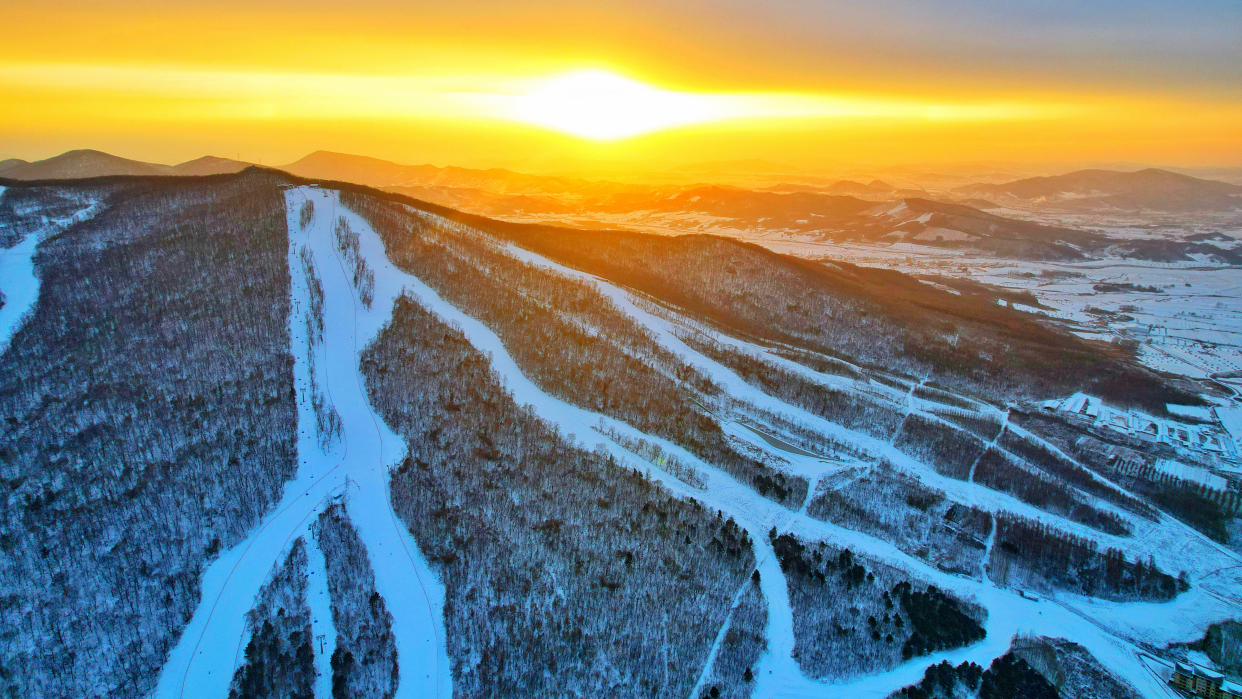 雪场|北纬43°上的黄金雪场，吉林市万科松花湖滑雪场，冬季滑雪的首选