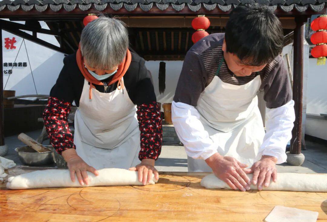 冬至到吃年糕临平塘栖人吃老虎灶年糕