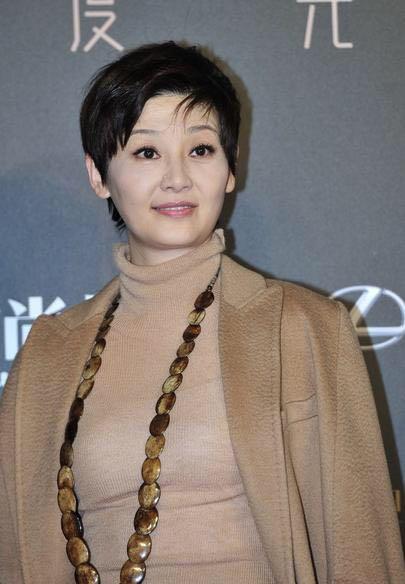 脸部53岁徐帆喜欢大浓妆扮年轻,害怕老去反而更显老,脖颈纹很真实