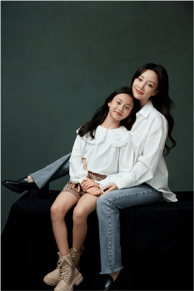 家居 甜馨近照罕见曝光!穿家居风气质越来越好,搞怪表情太像贾乃亮