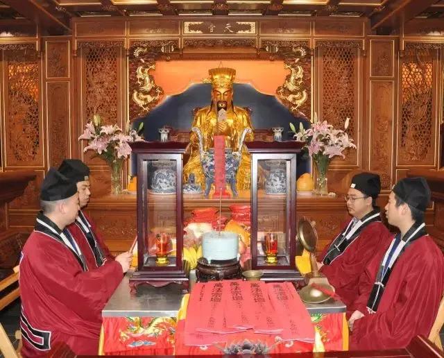 一定要将年初参加法会所赠送的"太岁护身符"带来,在法会进行时在宫观