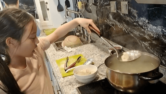 家居 甜馨近照罕见曝光!穿家居风气质越来越好,搞怪表情太像贾乃亮