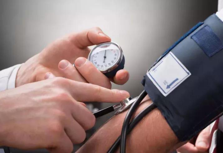 老人量血压10个里有9个错四个细节不注意等于白量