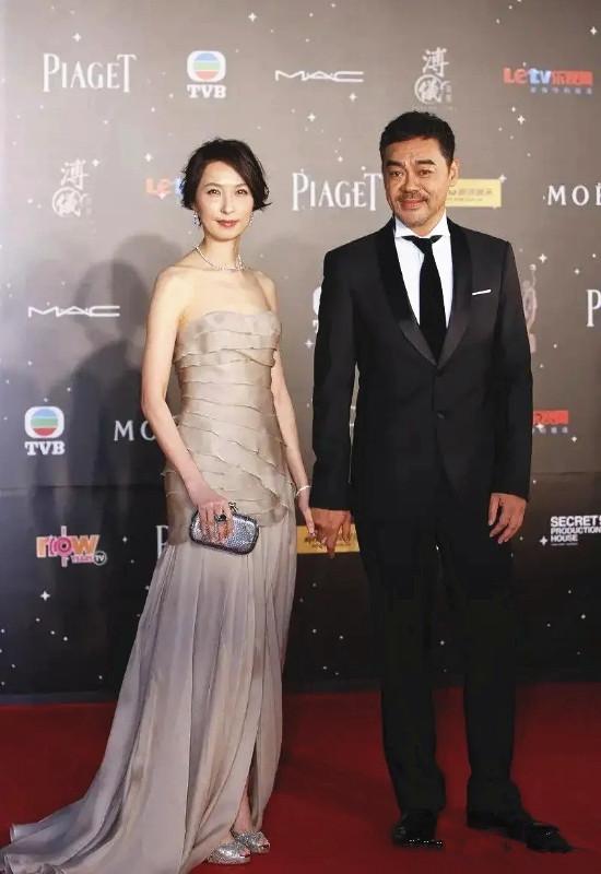 爱妻 刘青云爱妻郭蔼明素颜上街 搭配朴素如“路人” 气质依然优雅