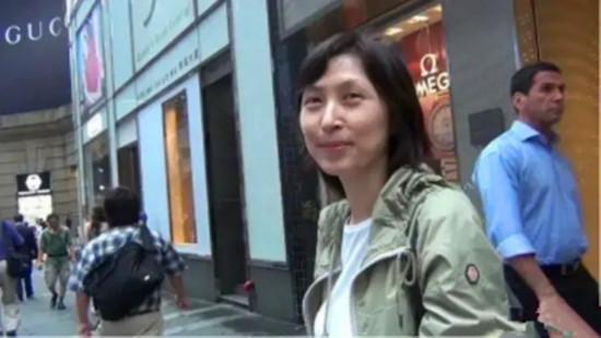 爱妻 刘青云爱妻郭蔼明素颜上街 搭配朴素如“路人” 气质依然优雅