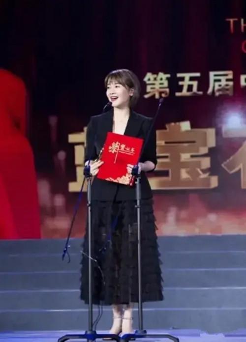 短裙 左小青和女儿一同游玩 穿白色西装配短裙 “冠军”腿又细又直
