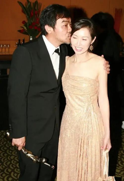 爱妻 刘青云爱妻郭蔼明素颜上街 搭配朴素如“路人” 气质依然优雅