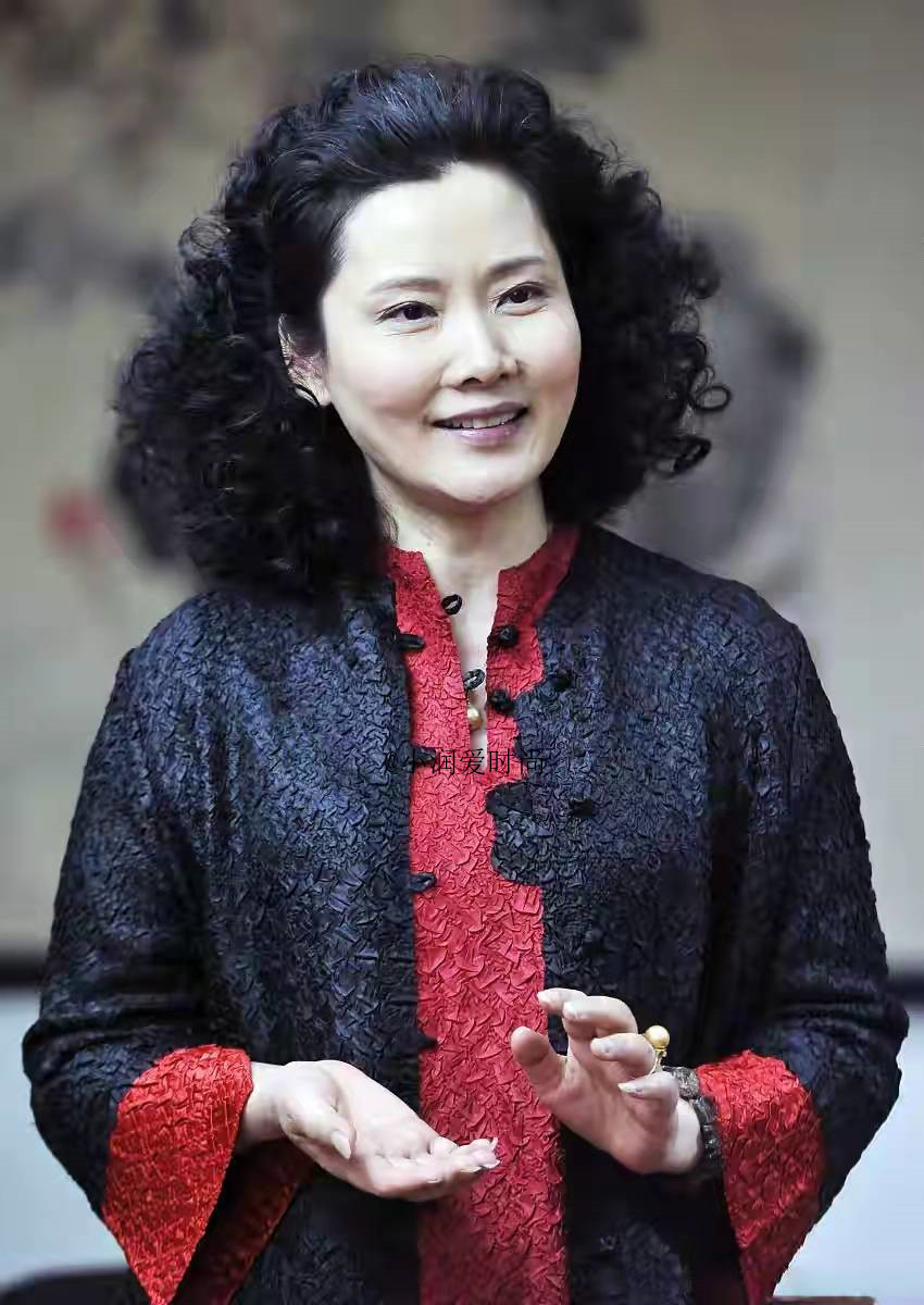 何赛飞老年不扮俏穿皮草搭旗袍高贵有书香气身材发福也有风情