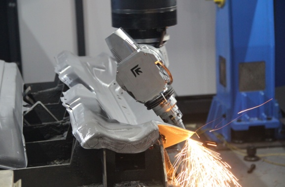 领创激光三维五轴激光切割机助力汽车制造业升级