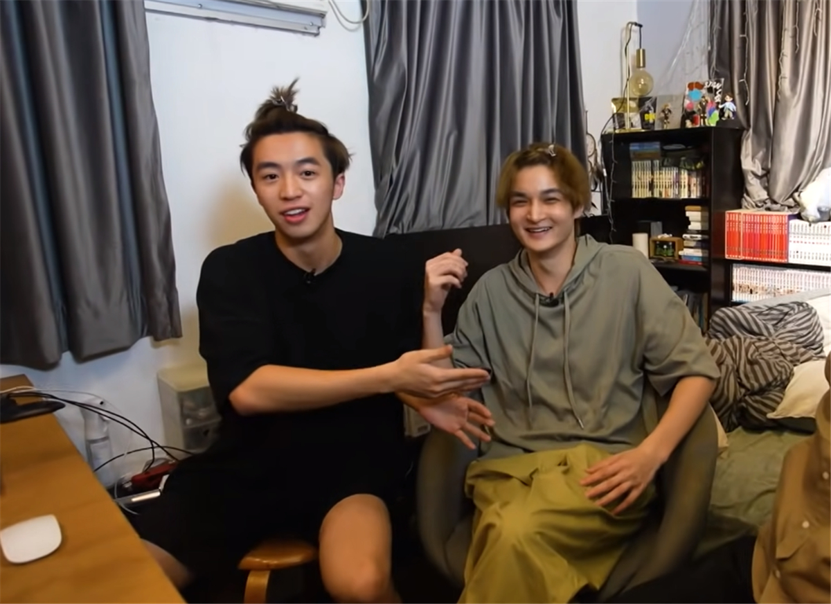 波仔(左)和雨桥(右)说起两人为啥要一起住在这个小小的蜗居中,其实