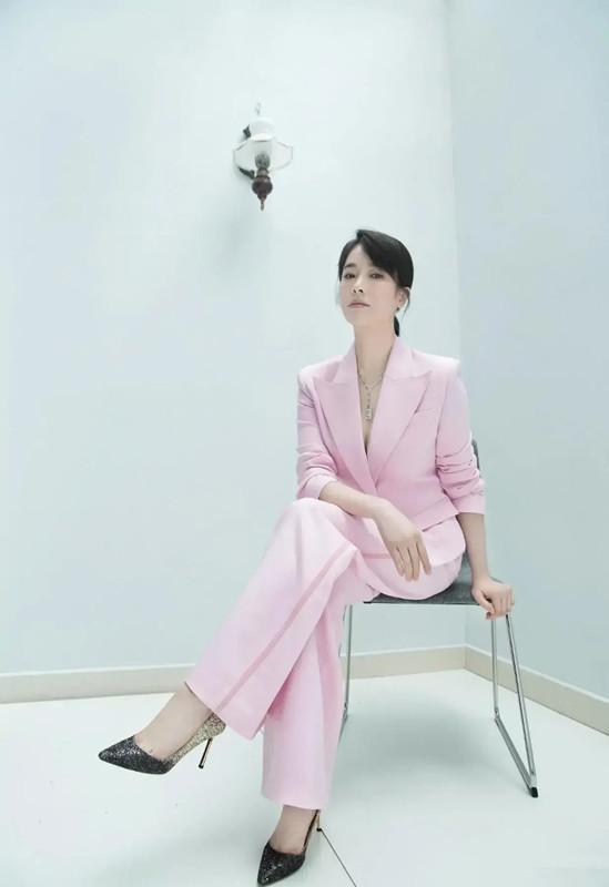 短裙 左小青和女儿一同游玩 穿白色西装配短裙 “冠军”腿又细又直