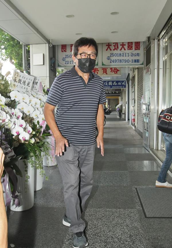 戴墨镜现身的苏明明并未接受采访.