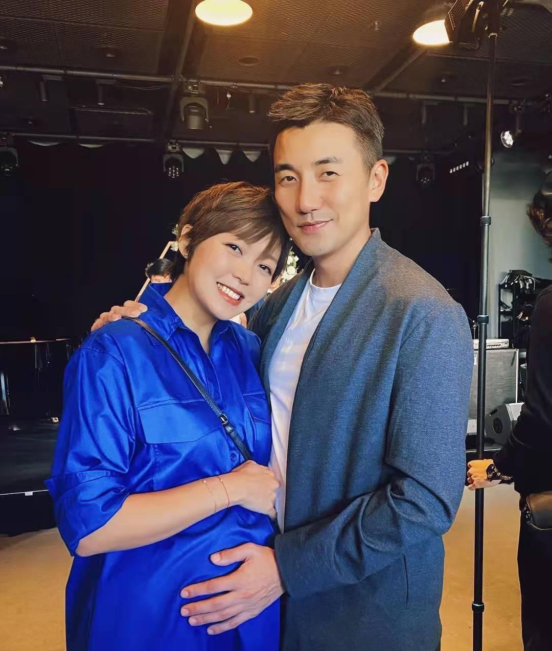 原创梁诺妍诞56斤女儿洪永城差点被拧断手臂