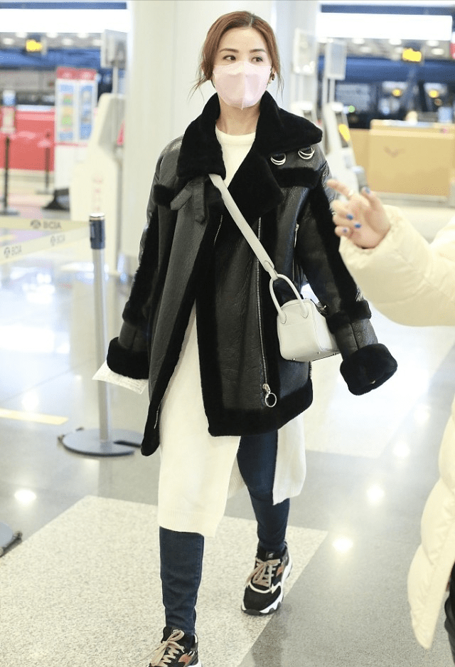 毛衣 阿娇阿Sa穿同款，搭配决定胜负，一个穿成棉袄，一个穿成潮装