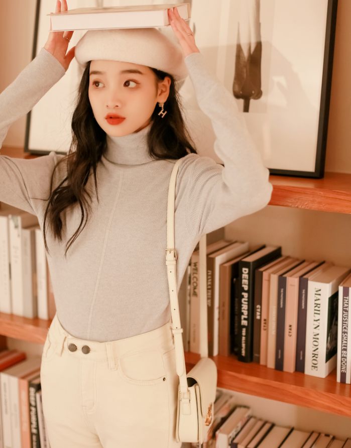 小白 怪不得中年女人不穿小黑裤了,今年流行“小白裤”,高级更显气质