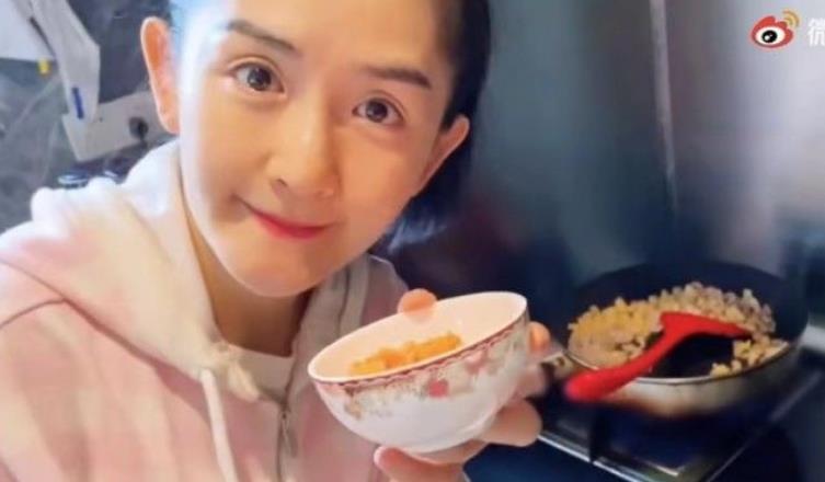 如何在家给女儿化妆 87137c5cdb1b4a19aa8b83b3d492446b.jpeg