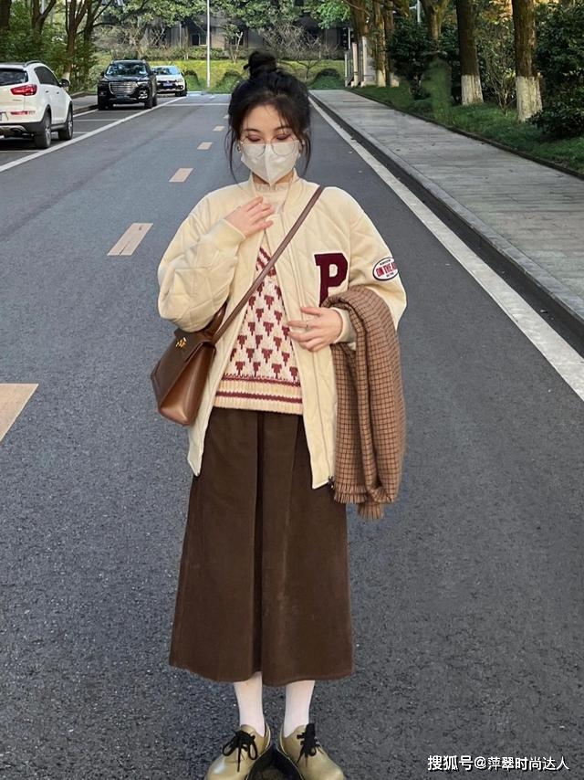 小个子 小个子女生，冬季穿搭记住这2个“口诀”，身高155也能变身时髦精