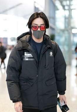 设计 29岁郑云龙穿2千多棉服潇洒又挺拔，搭上黑裤黑鞋后却有老干部风