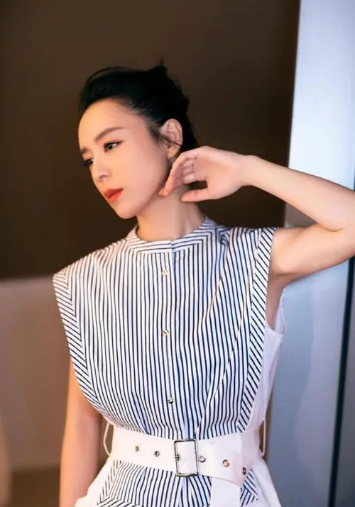 视觉 张静初:魔法师帽子太抢眼了,可爱卫衣+紧身裤,展现出独有气质