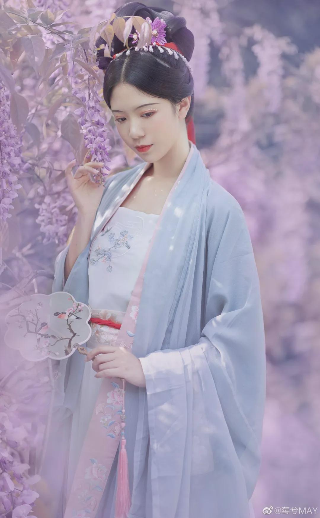 花蔓 汉服小仙女：紫藤挂云木，花蔓宜阳春