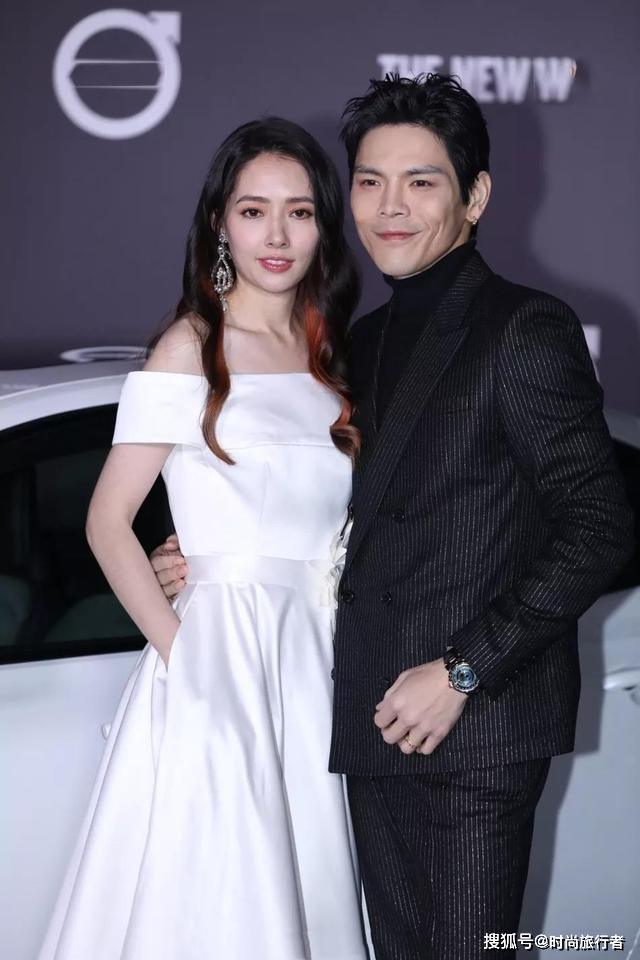 棕色郭碧婷一家三口同框，挑染紫发好洋气，4个月女儿头发浓密真随妈