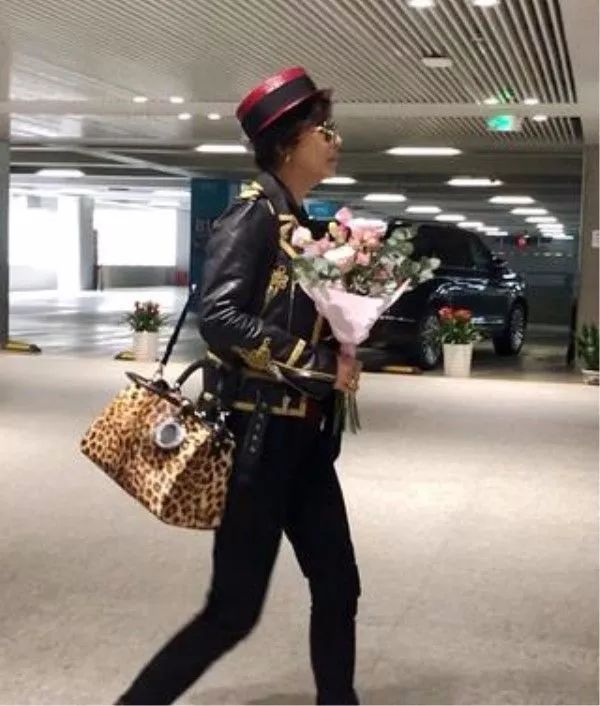 感觉 刘嘉玲素颜现身机场，再加上这大妈短发，就是个普通老人！