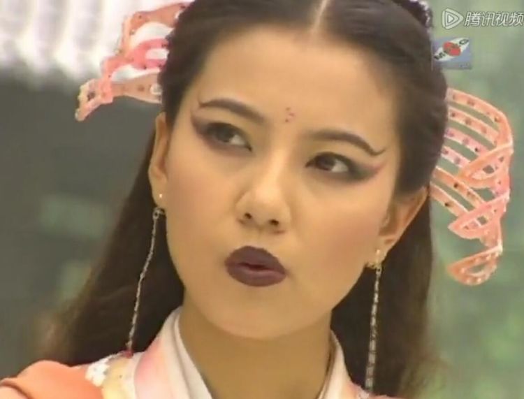 济公一群化烟熏妆的反派女子：白灵变成熊猫眼，周芷若被中毒唇抢镜