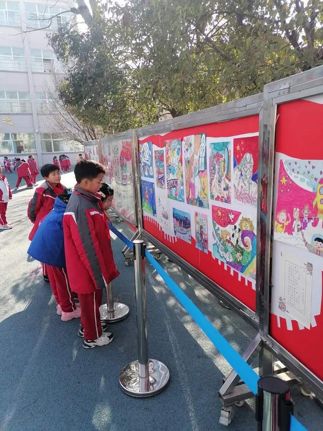 開封市五一路第二小學舉辦永遠跟黨走畫展