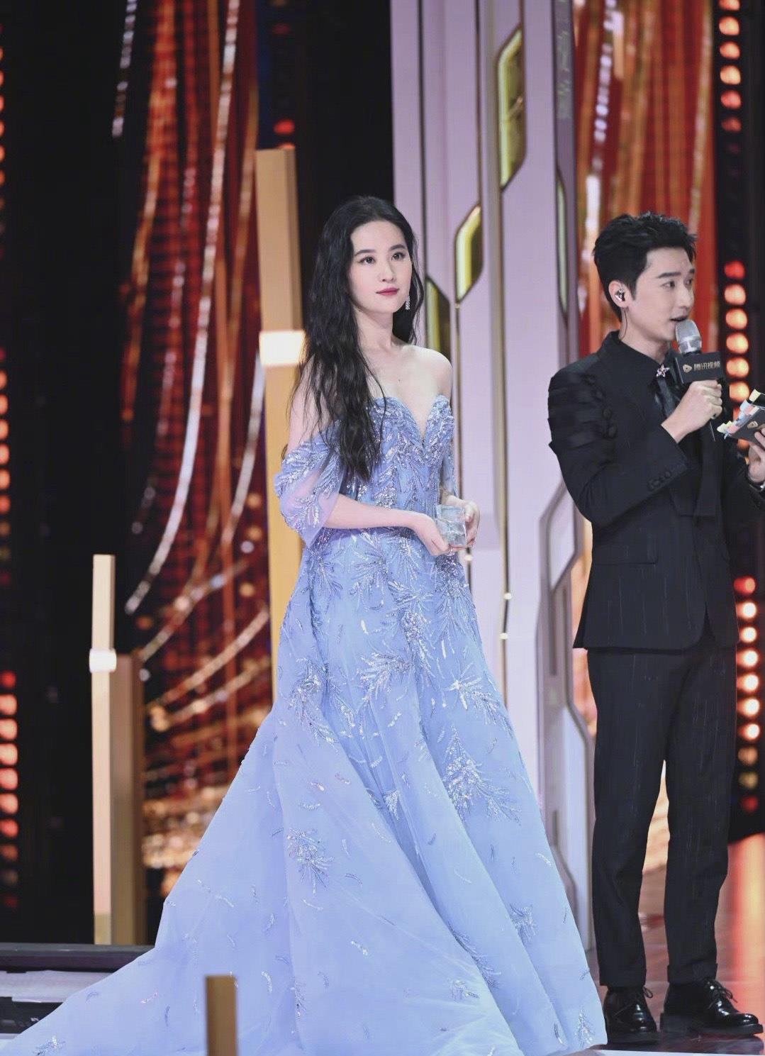 身材 气质对女明星有多重要？胡冰卿裙衩全场最高，却被宋佳比下去了