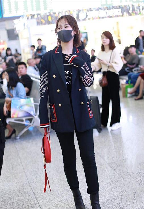 魅力 杨紫穿火了“皮西装＋牛仔裙”，明明是走御姐路线，却挡不住甜美