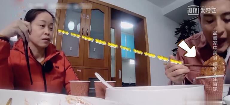 节目组|孙艺洲到素人家里吃饭 三块大排吃了俩 女主人实在没忍住制止他了