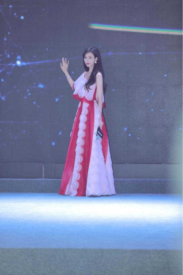 进行 45岁林志玲留大波浪卷发气质全开,穿一件抹胸连衣裙,魅力十足