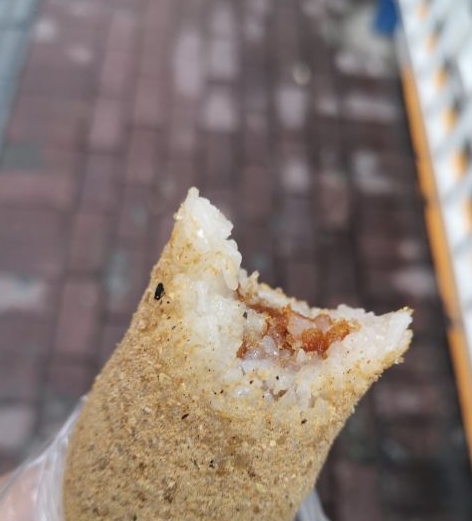 因為|重慶嬢嬢在路邊賣特色早餐，5元1個純手工制作，排隊1小時也值了