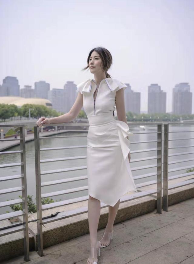 视觉 陈慧琳够奔放，“裤子不穿”套着透明打底就亮相，46岁真招摇！